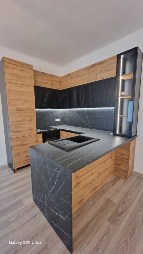 Bucătărie modernă în formă de U cu peninsulă și finisaj cu aspect de lemn
