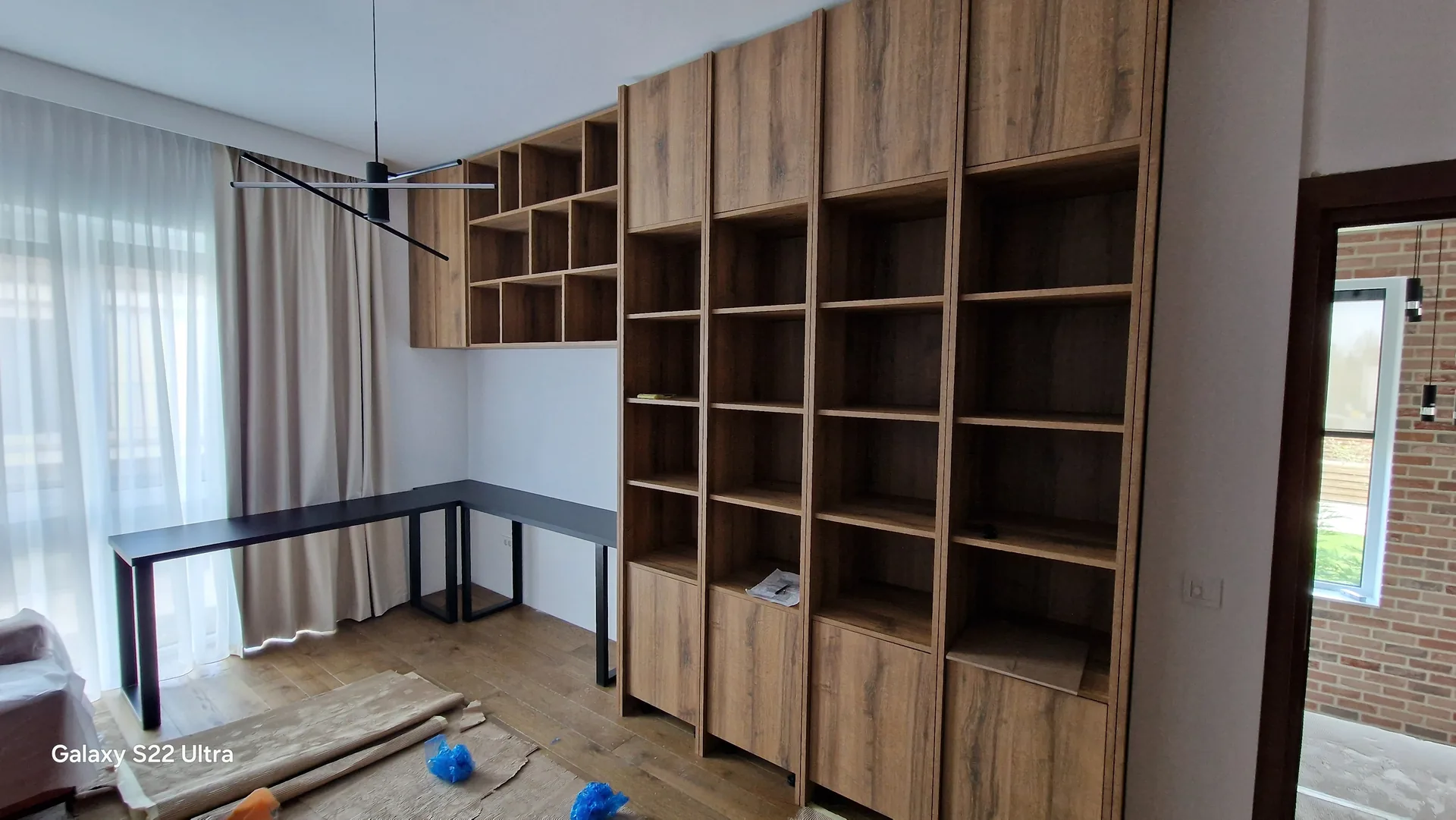 Birou lung cu bibliotecă și corpuri de depozitare realizate la comandă
