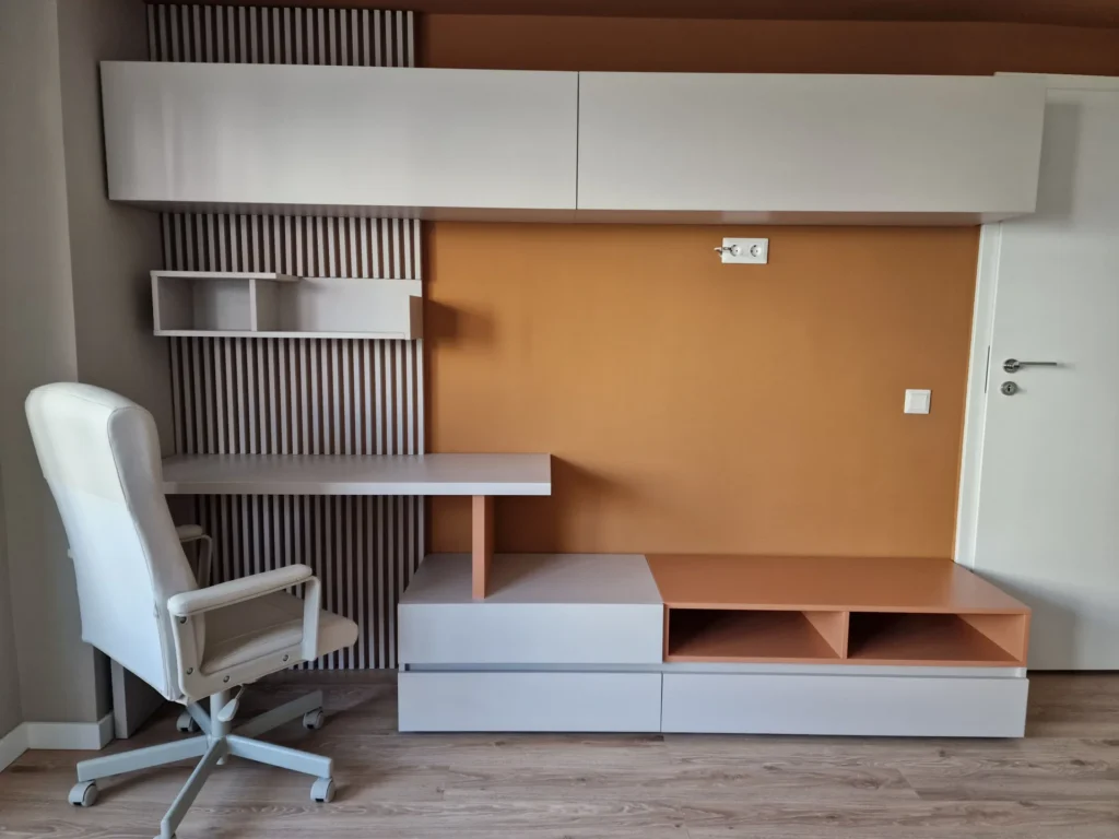 Birou compact cu rafturi și depozitare integrată într-un apartament