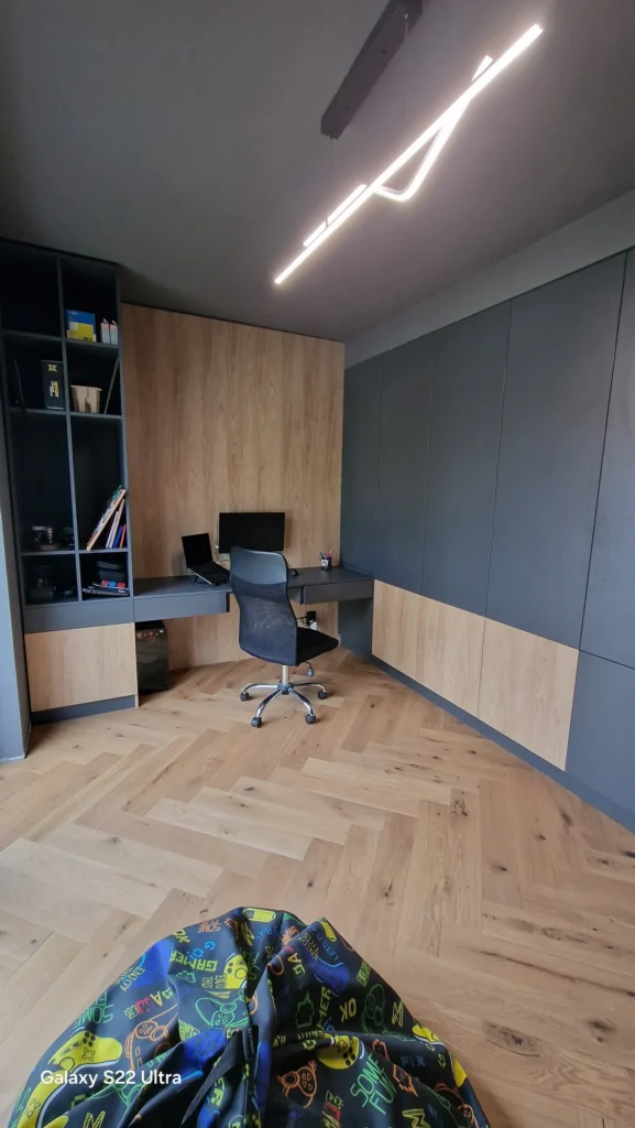 Birou cu mobilier realizat la comandă