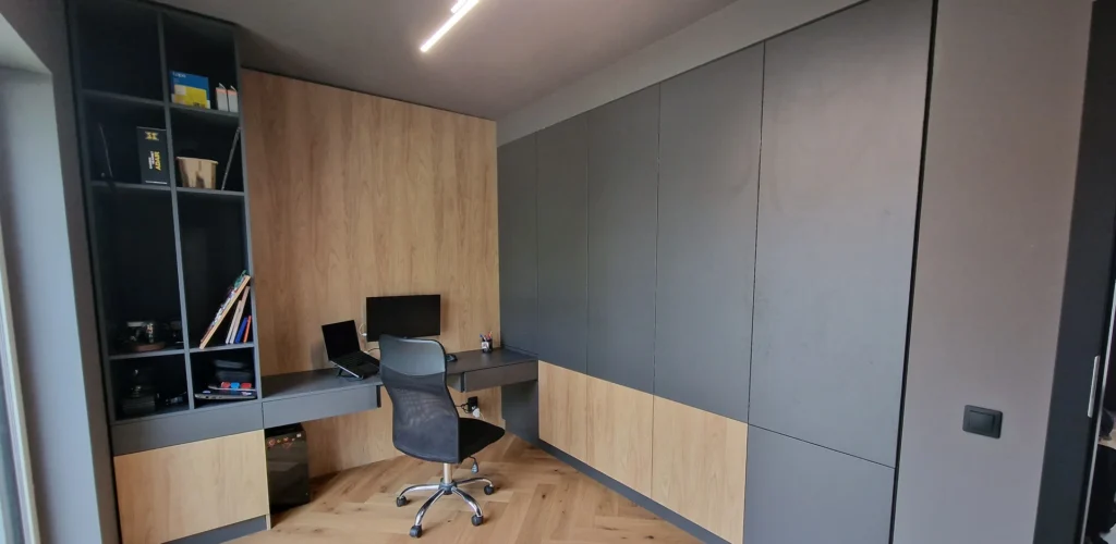 Birou modern antracit cu mobilier din lemn și spații de depozitare
