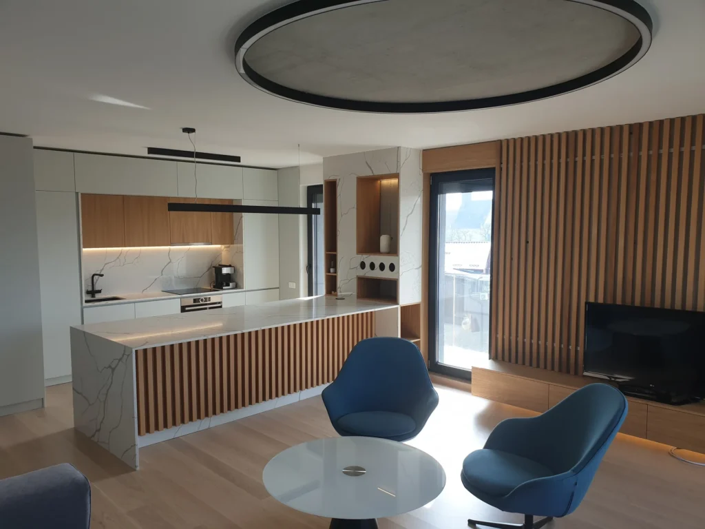 Vedere de ansamblu a unei bucătării moderne cu insulă realizată la comandă