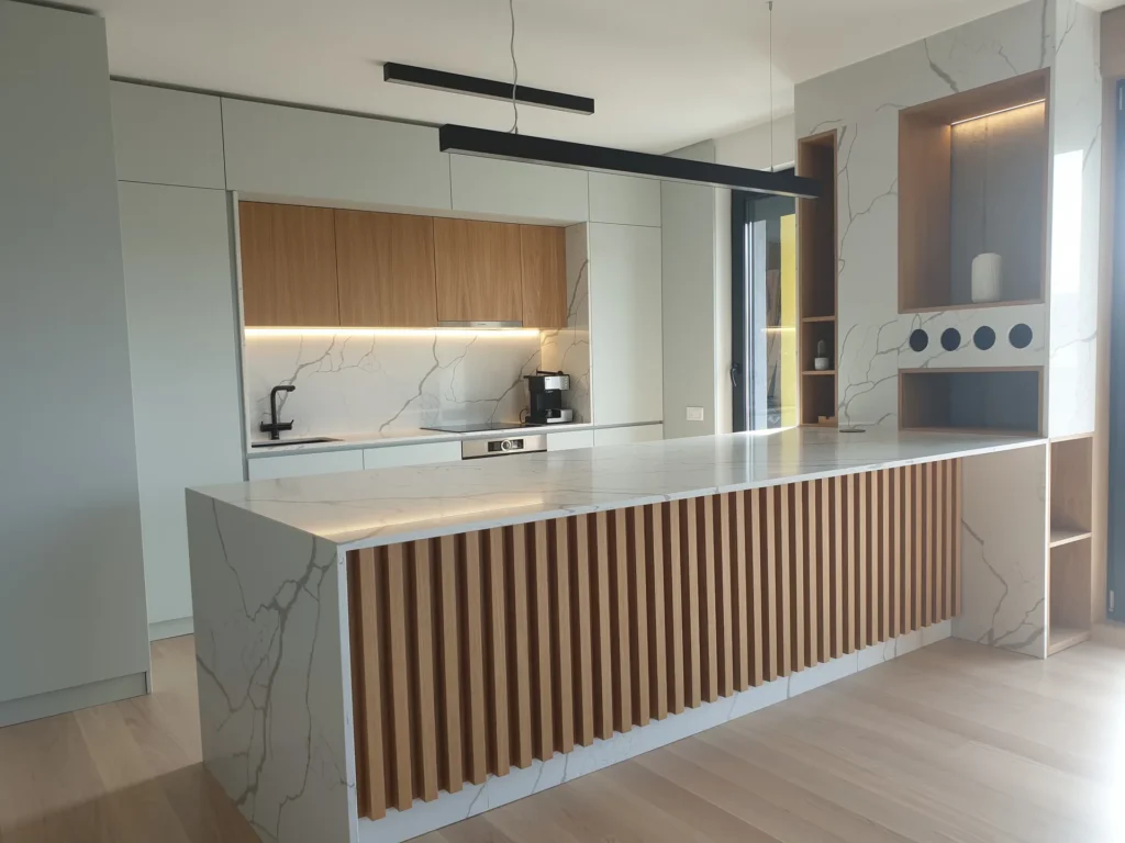 Detaliu de mobilier pentru bucătărie modernă cu finisaje mate și lemn