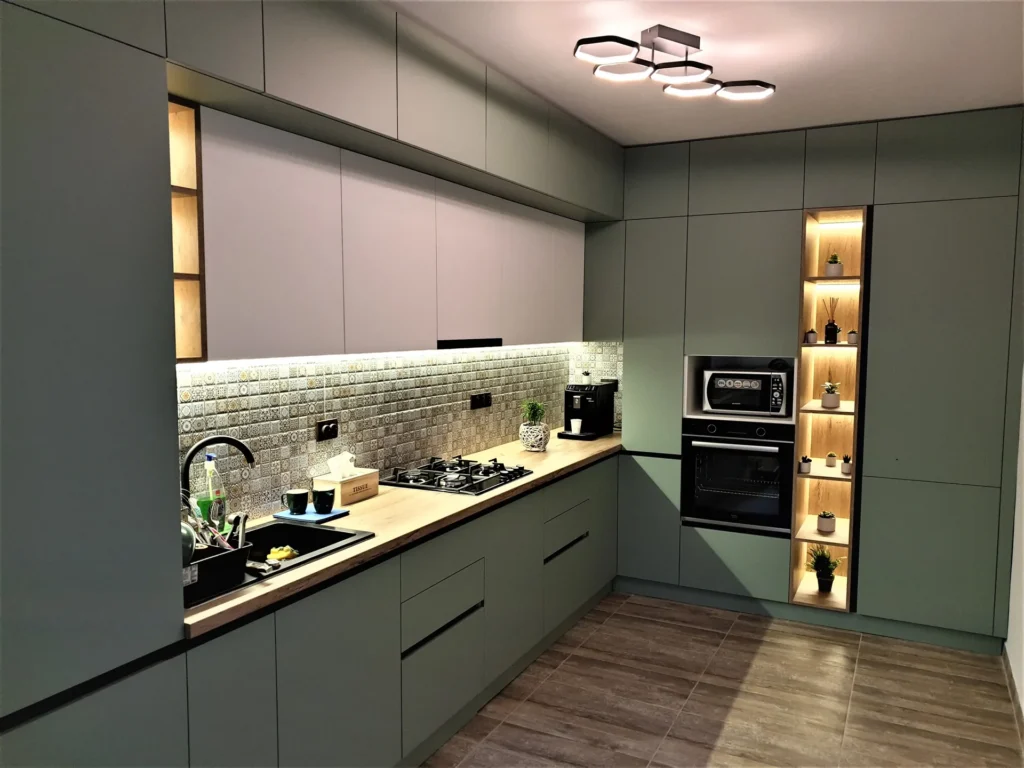 Mobilier de bucătărie verde cu vitrine iluminate și blat închis