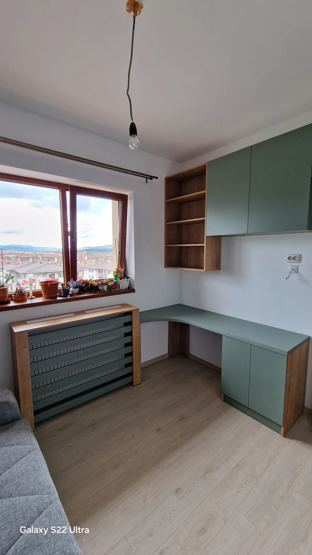 Mobilier verde și lemn cu birou și depozitare pentru camera unui adolescent