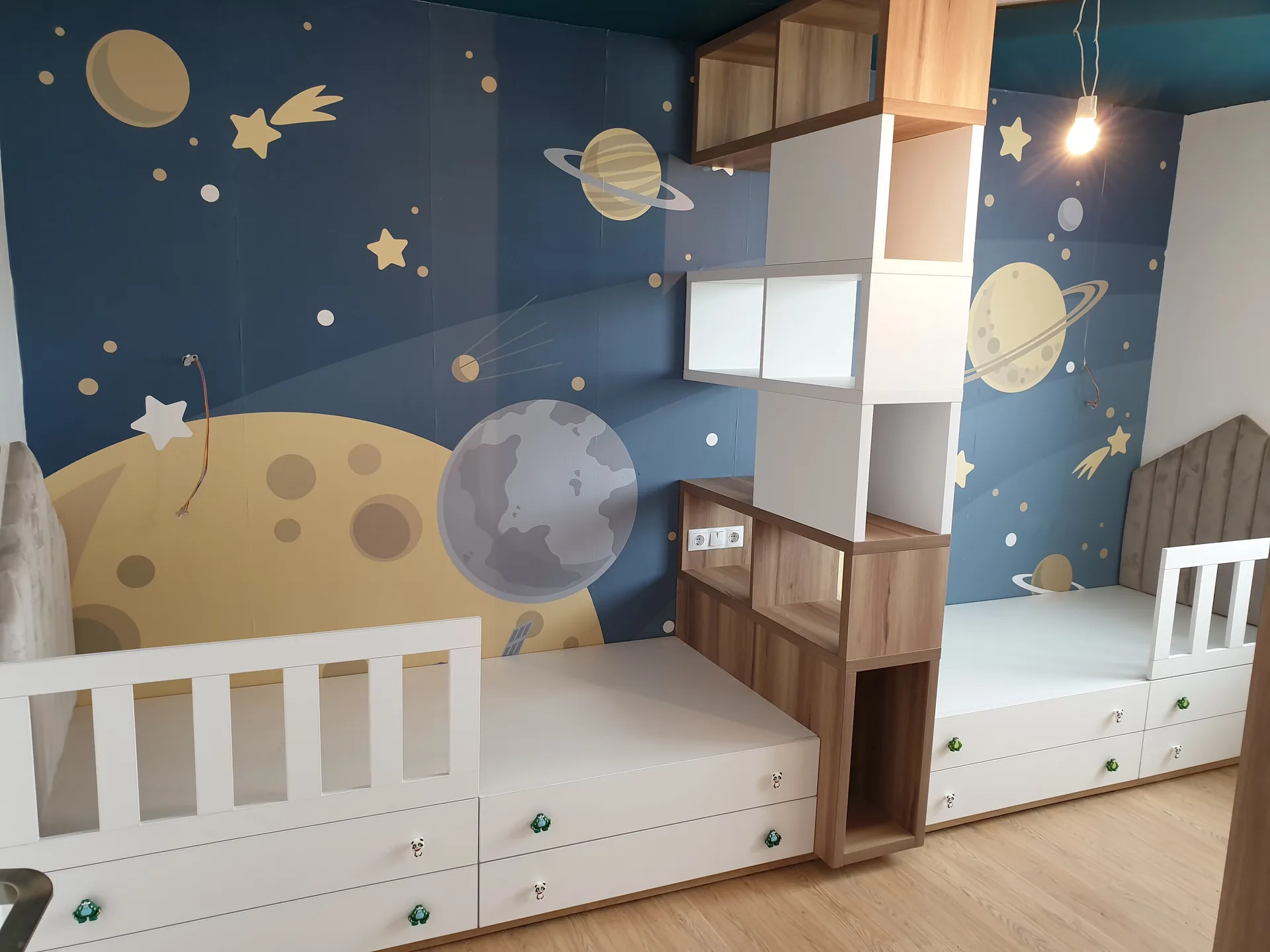 Cameră de copil cu pat, dulap și decor inspirat de spațiu