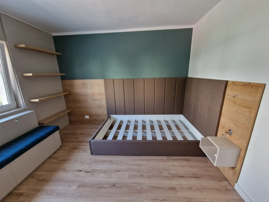 Dormitor compact cu mobilier verde, lemn și spații de depozitare