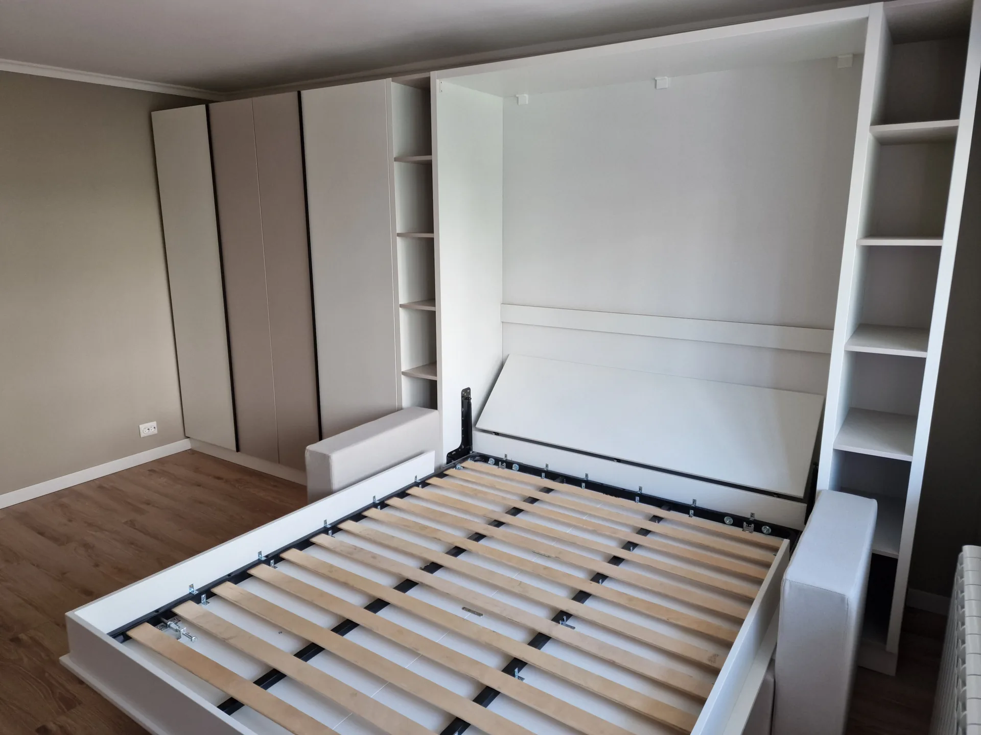 Mobilier de dormitor cu pat rabatabil integrat în ansamblu
