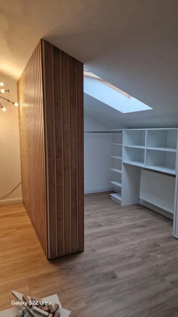 Vedere laterală a dressingului cu riflaje din lemn