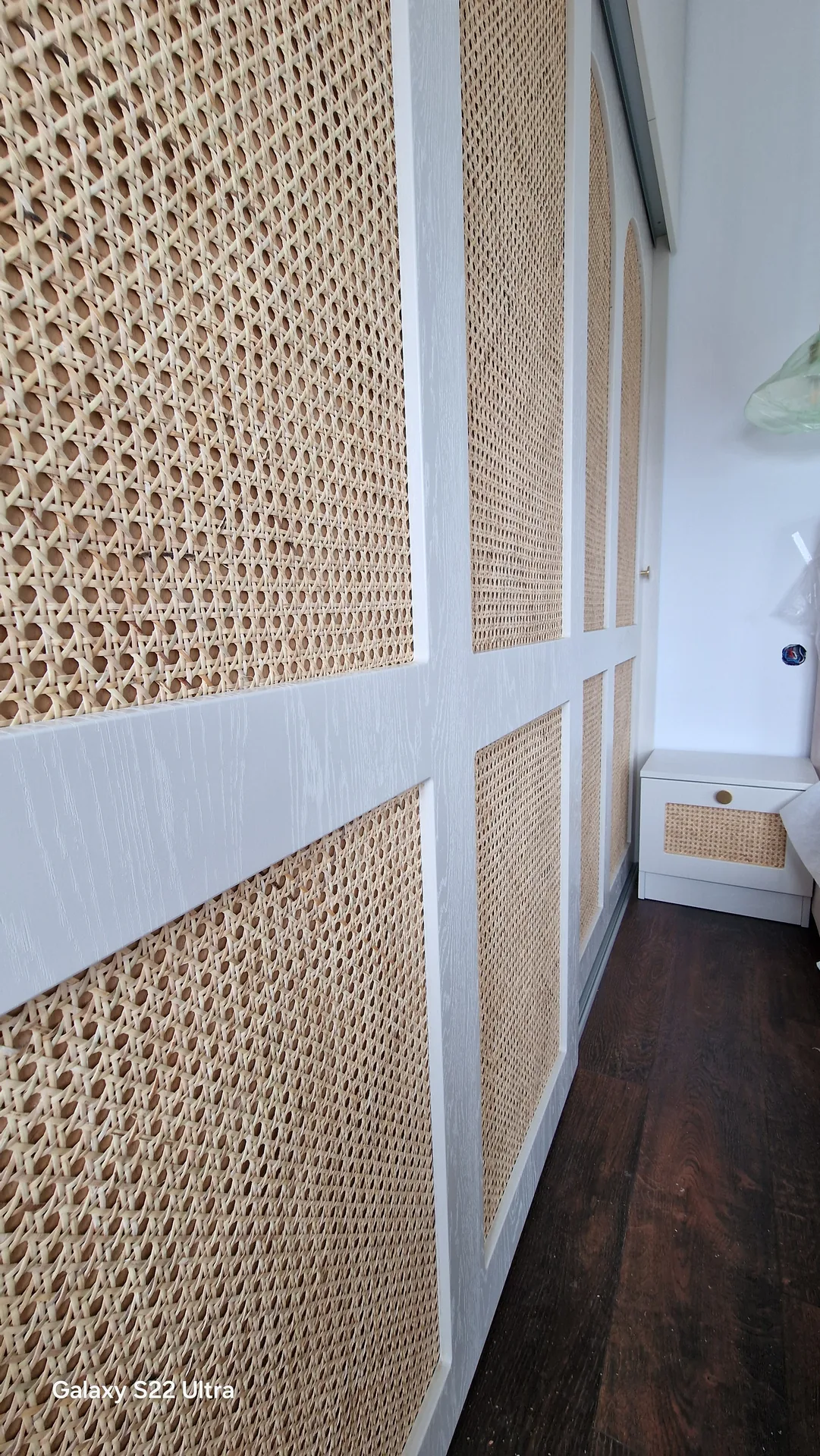 Dressing pe hol cu fronturi din ratan și mobilier până în tavan