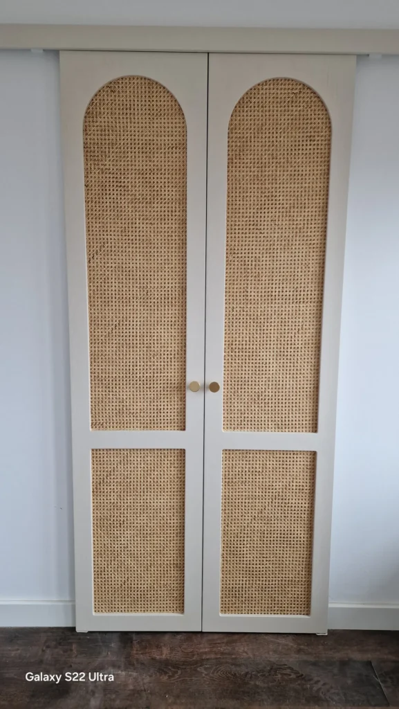 Vedere frontală a dressingului cu fronturi din ratan