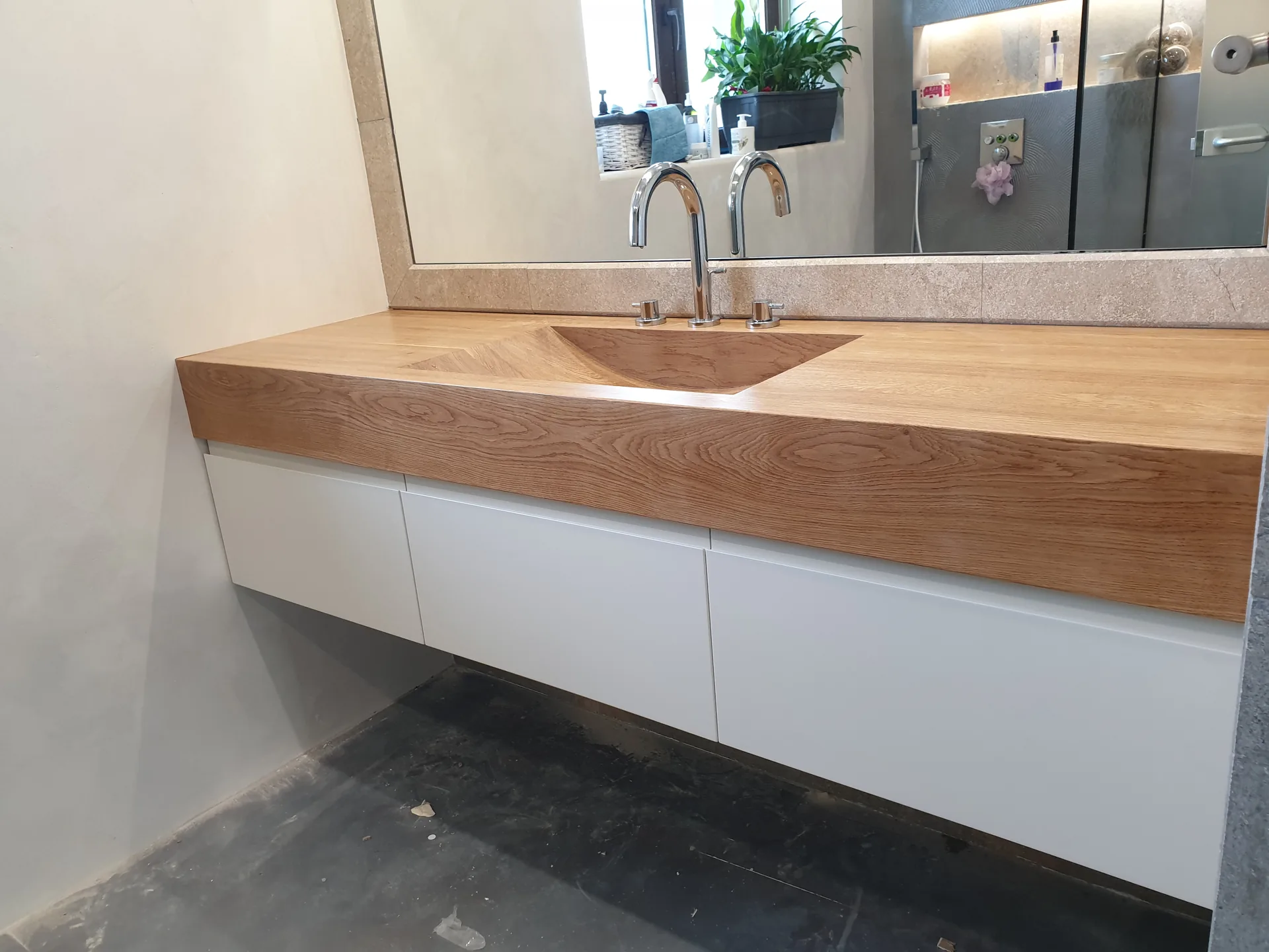Mobilier de baie din lemn cu lavoar integrat