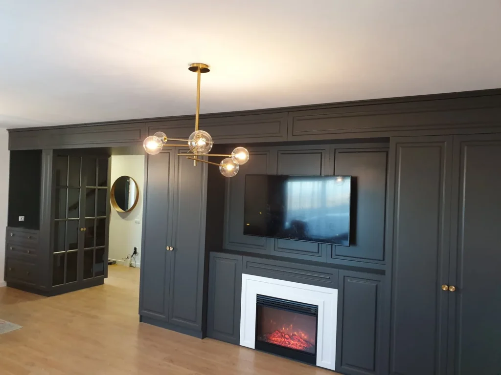 Vedere de ansamblu a mobilierului clasic antracit din living