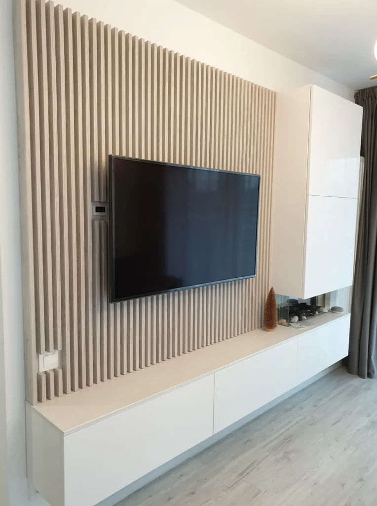 Mobilier TV minimalist alb cu panou decorativ din riflaje