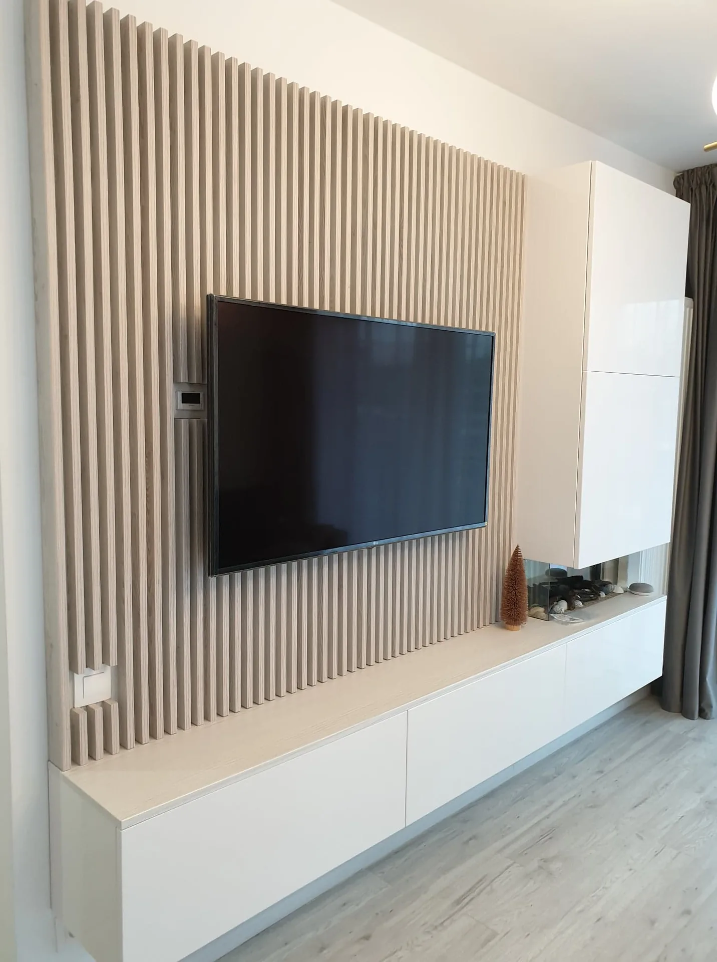 Mobilier TV minimalist alb cu panou decorativ din riflaje
