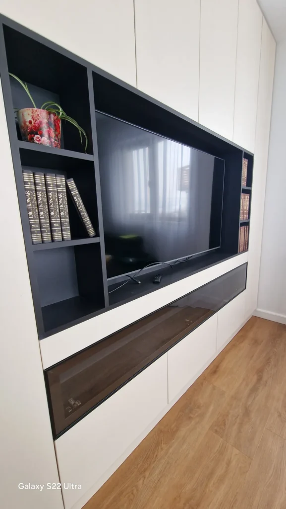 Mobilier de living alb cu lemn și panou decorativ pentru televizor