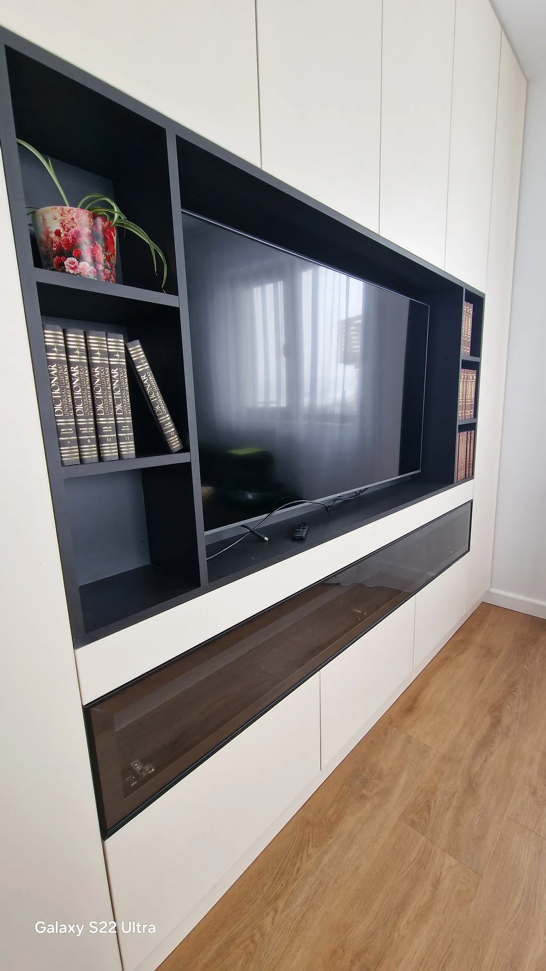 Mobilier de living alb cu lemn și panou decorativ pentru televizor