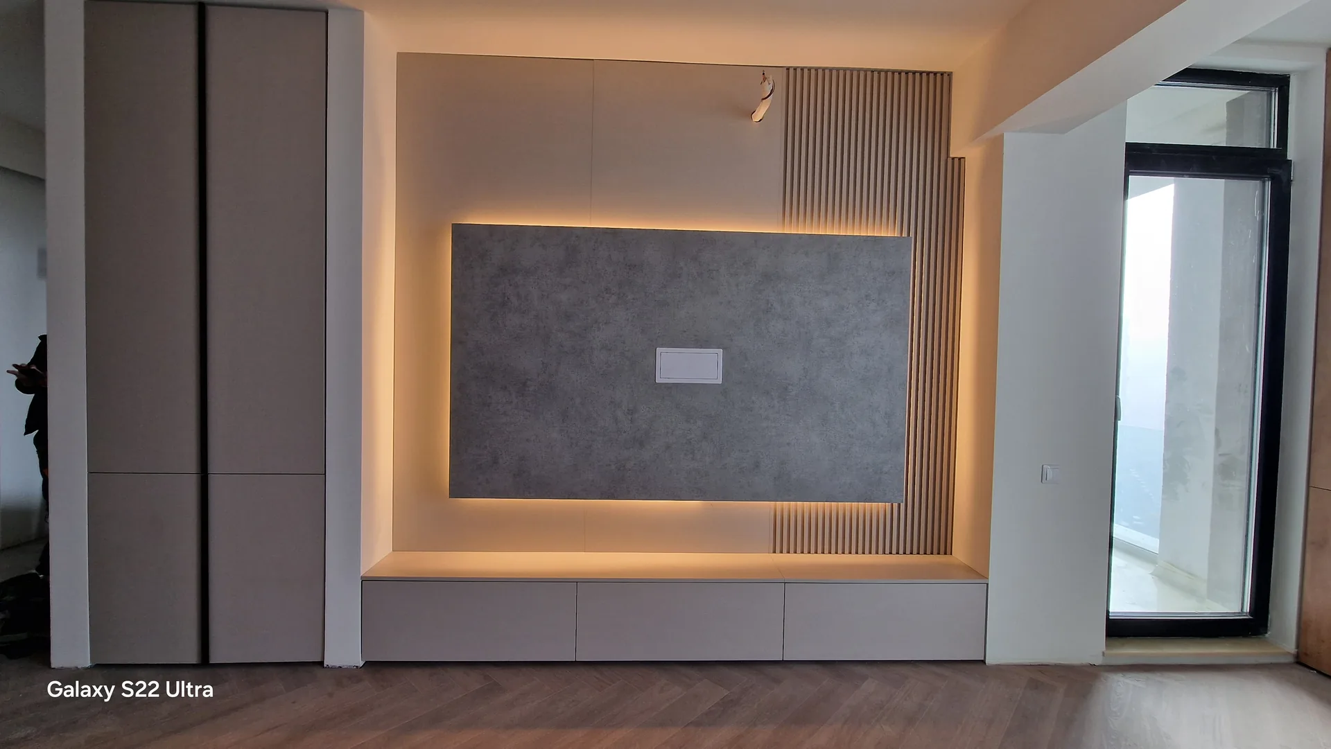 Mobilier modern de living cu panou TV și depozitare integrată