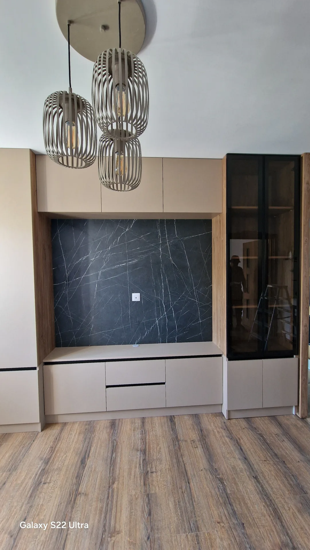 Mobilier de living cu vitrină fumurie, riflaje și panou cu aspect de piatră