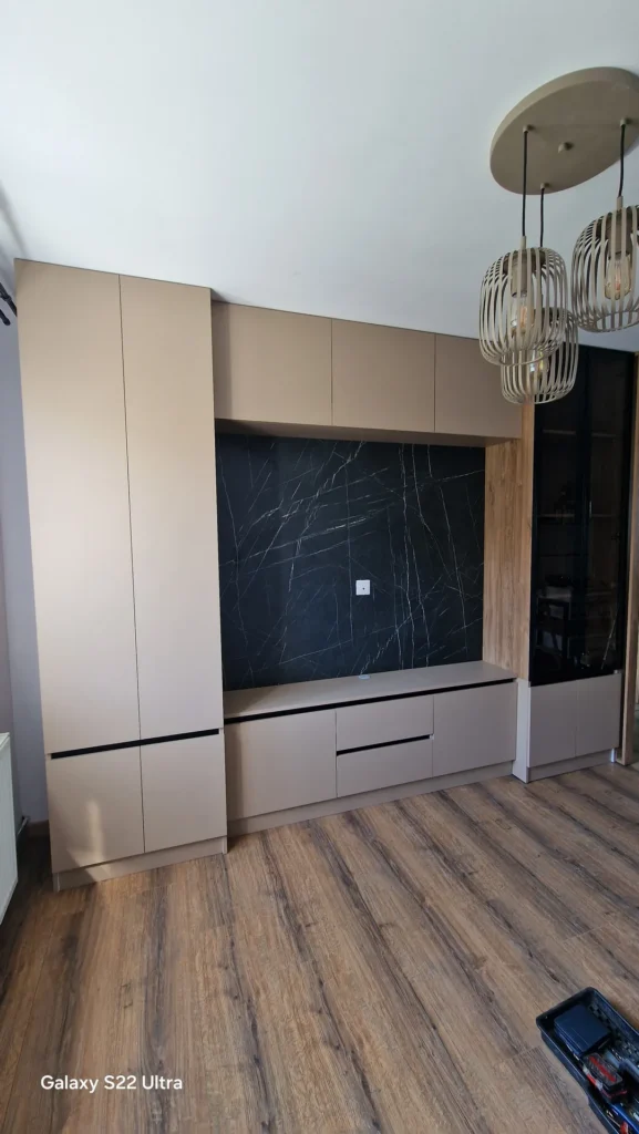 Vedere frontală a mobilierului de living cu vitrină fumurie